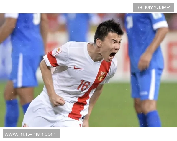 利拉德赛场小动作频频引发热议 镜头捕捉细节引球迷广泛讨论